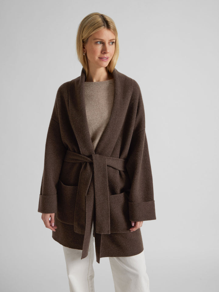 Cashmere coat "Liv" in 100% pure cashmere. Scandinavian design by Kashmina. Color: Dark Brown.