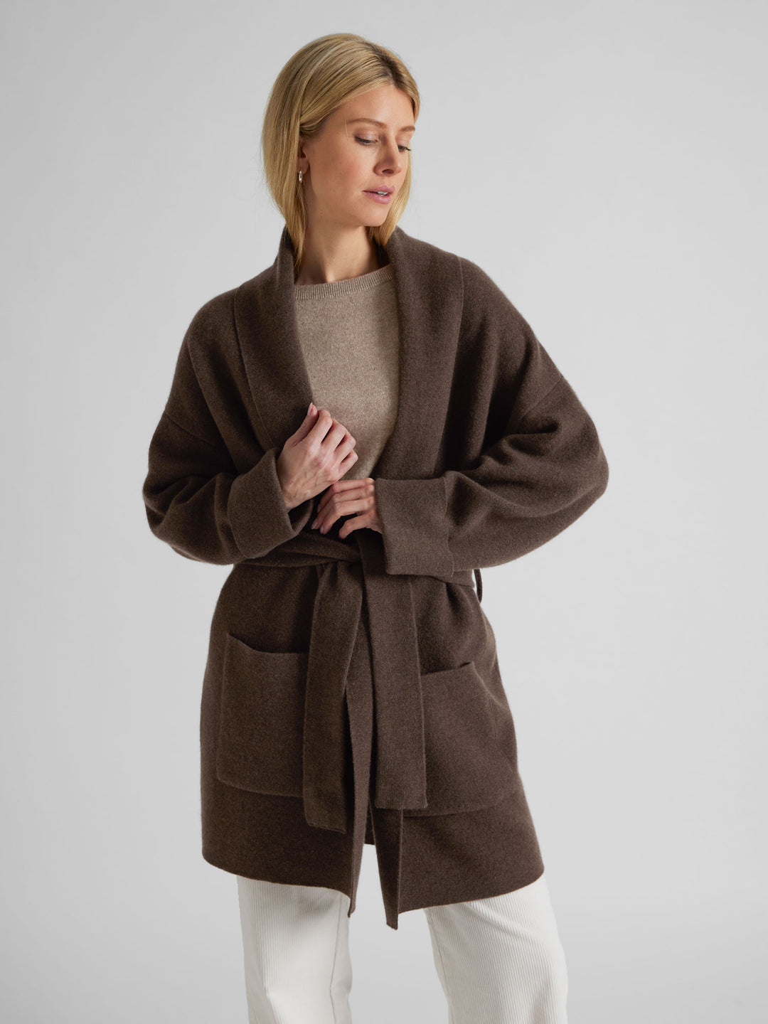 Cashmere coat "Liv" in 100% pure cashmere. Scandinavian design by Kashmina. Color: Dark Brown.