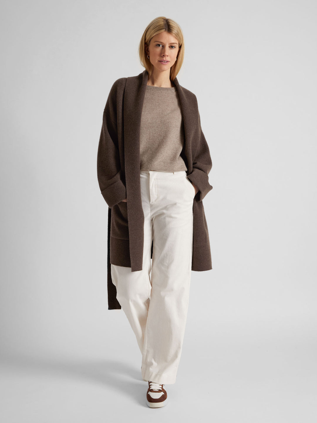 Cashmere coat "Liv" in 100% pure cashmere. Scandinavian design by Kashmina. Color: Dark Brown.