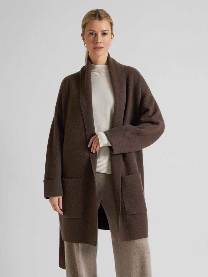 Cashmere coat "Liv" in 100% pure cashmere. Scandinavian design by Kashmina. Color: Dark Brown.