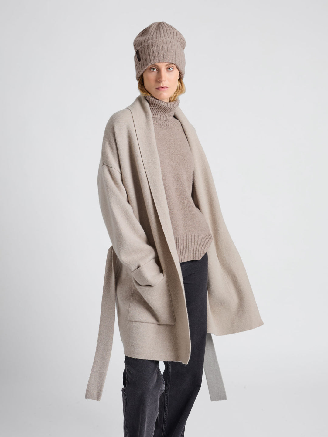 Cashmere beanie "Oda" in toast color. 100% cashmere. Scandinavian design by Kashmina.