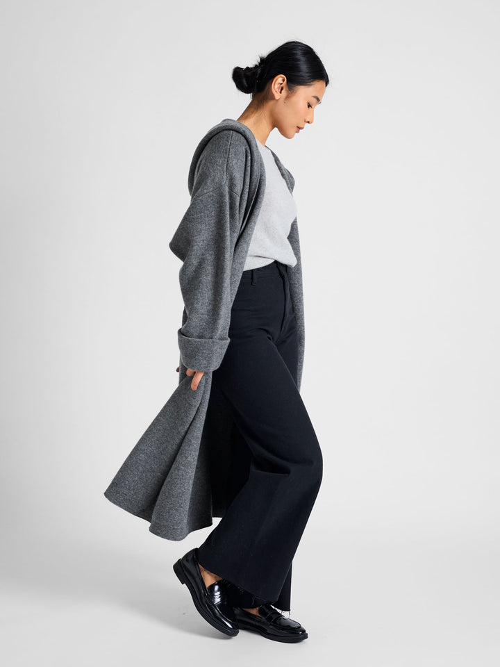 Cashmere coat "Nora" in 100% pure cashmere. Scandinavian design by Kashmina. Cashmere hooded cardigan. Color: Dark Grey.
