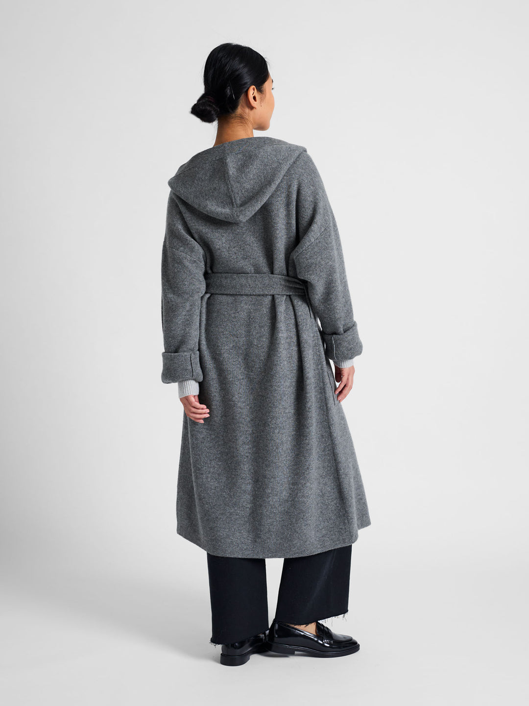 Cashmere coat "Nora" in 100% pure cashmere. Scandinavian design by Kashmina. Cashmere hooded cardigan. Color: Dark Grey.