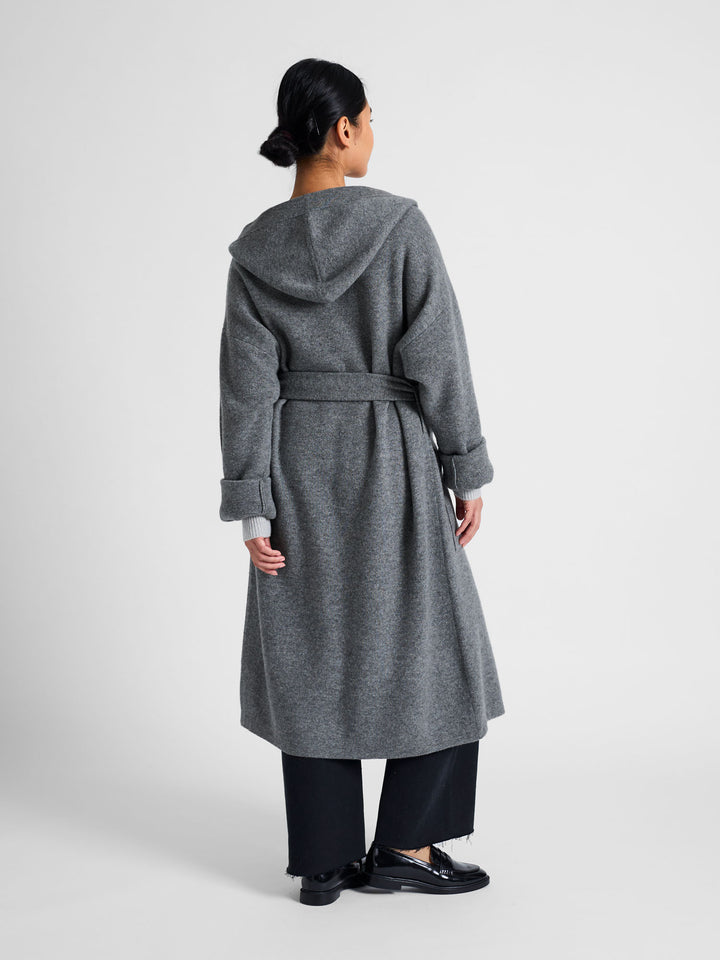Cashmere coat "Nora" in 100% pure cashmere. Scandinavian design by Kashmina. Cashmere hooded cardigan. Color: Dark Grey.