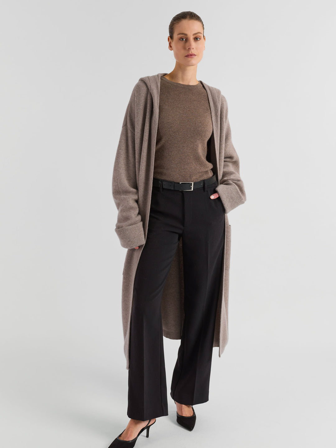 Hooded cashmere coat "Nora" in 100% pure cashmere. Scandinavian design by Kashmina. Color: Toast / light brown.