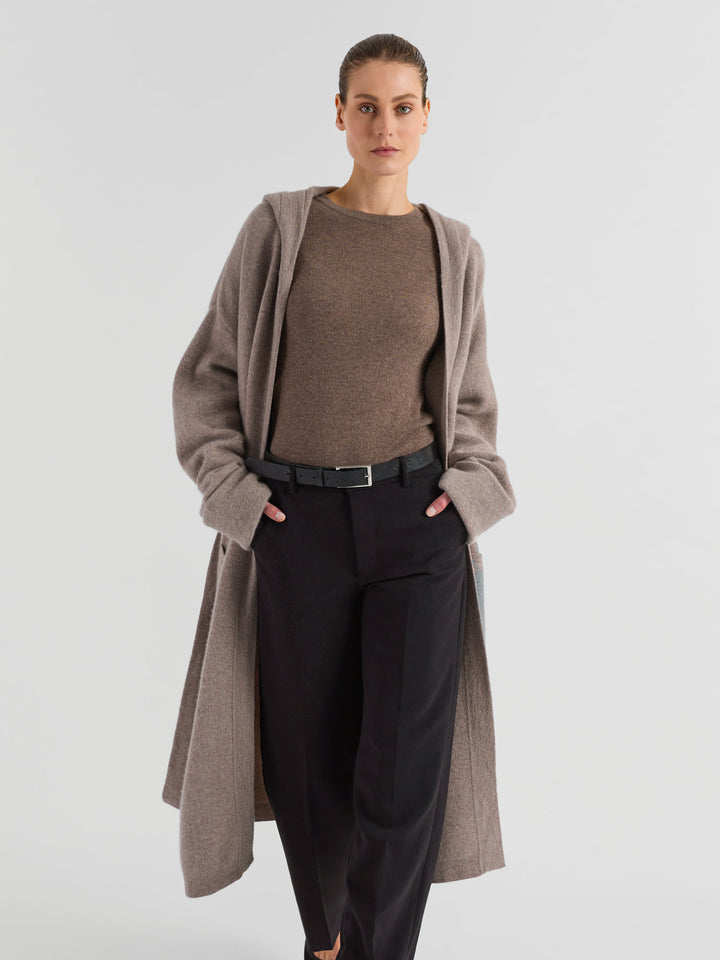 Hooded cashmere coat "Nora" in 100% pure cashmere. Scandinavian design by Kashmina. Color: Toast / light brown.