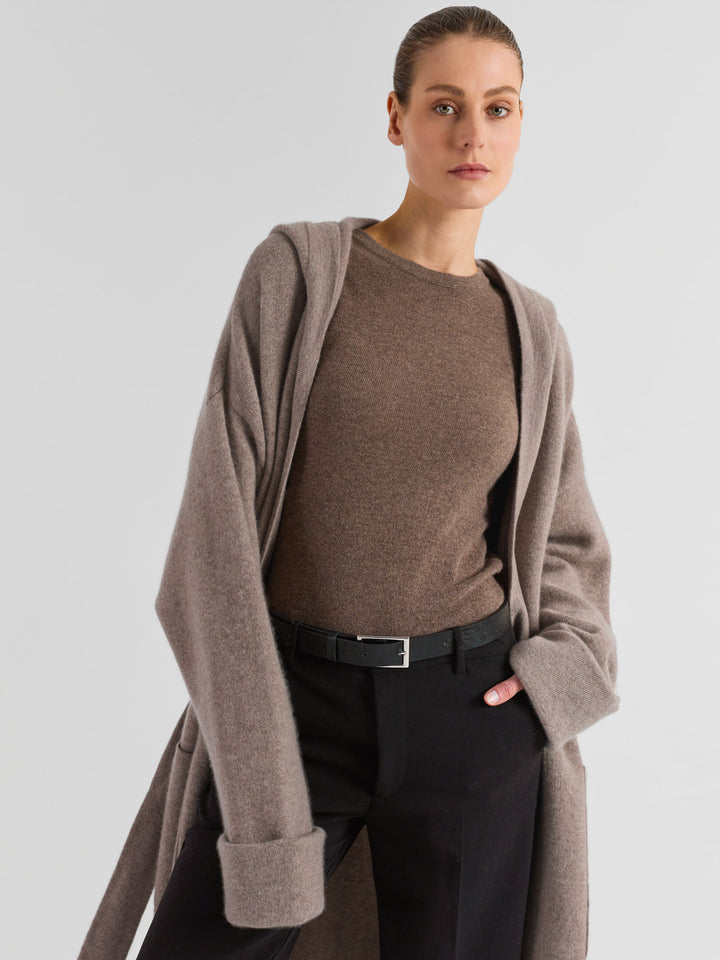 Hooded cashmere coat "Nora" in 100% pure cashmere. Scandinavian design by Kashmina. Color: Toast / light brown.