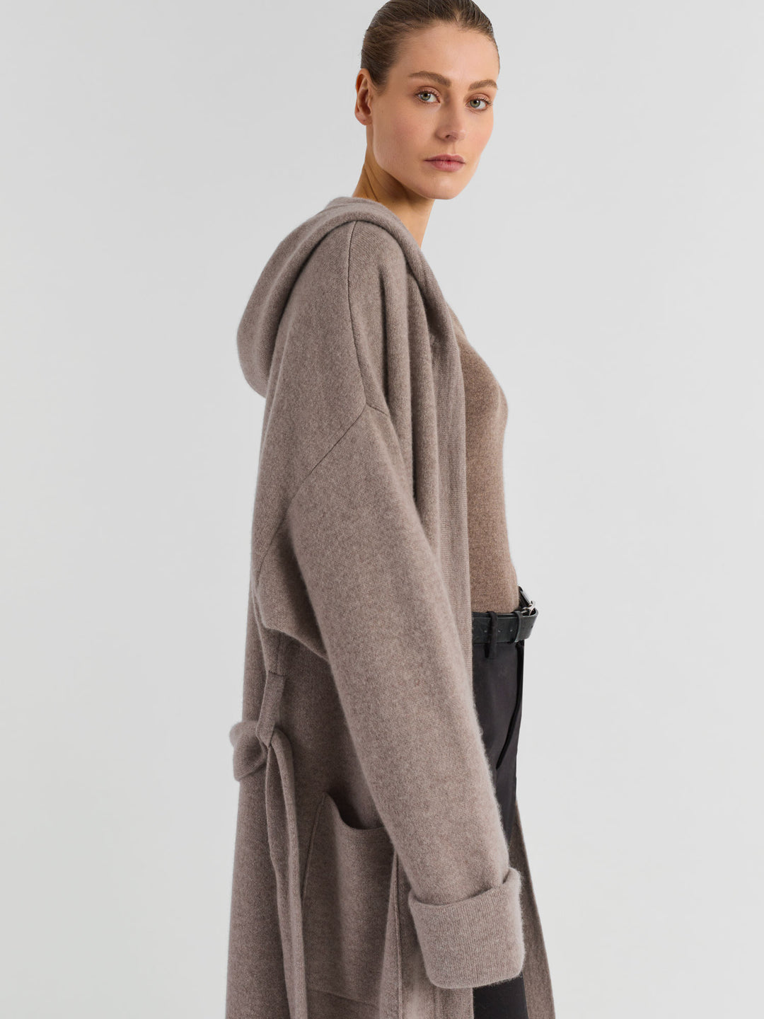 Hooded cashmere coat "Nora" in 100% pure cashmere. Scandinavian design by Kashmina. Color: Toast / light brown.
