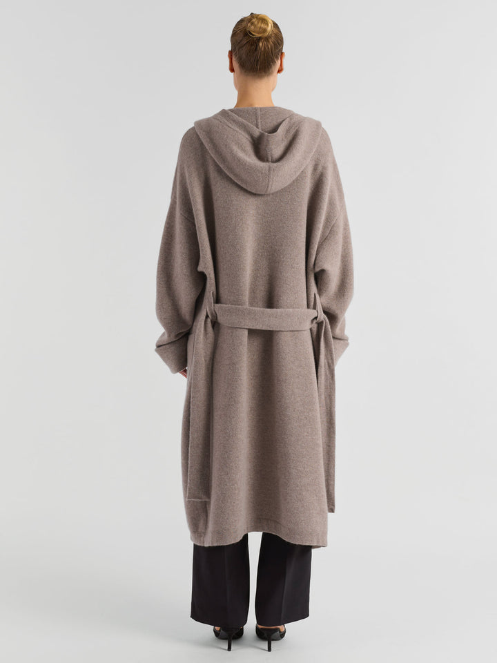 Hooded cashmere coat "Nora" in 100% pure cashmere. Scandinavian design by Kashmina. Color: Toast / light brown.