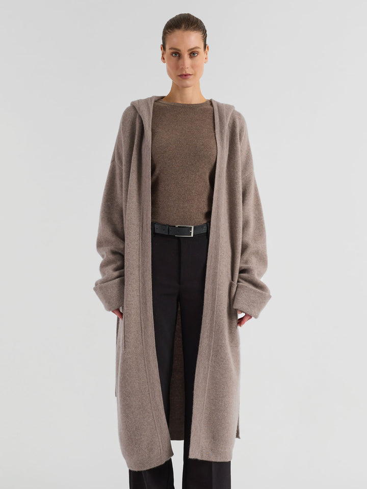 Hooded cashmere coat "Nora" in 100% pure cashmere. Scandinavian design by Kashmina. Color: Toast / light brown.