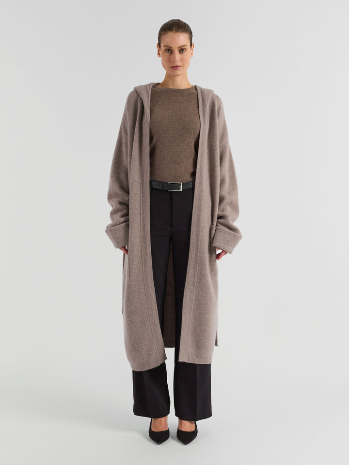 Hooded cashmere coat "Nora" in 100% pure cashmere. Scandinavian design by Kashmina. Color: Toast / light brown.