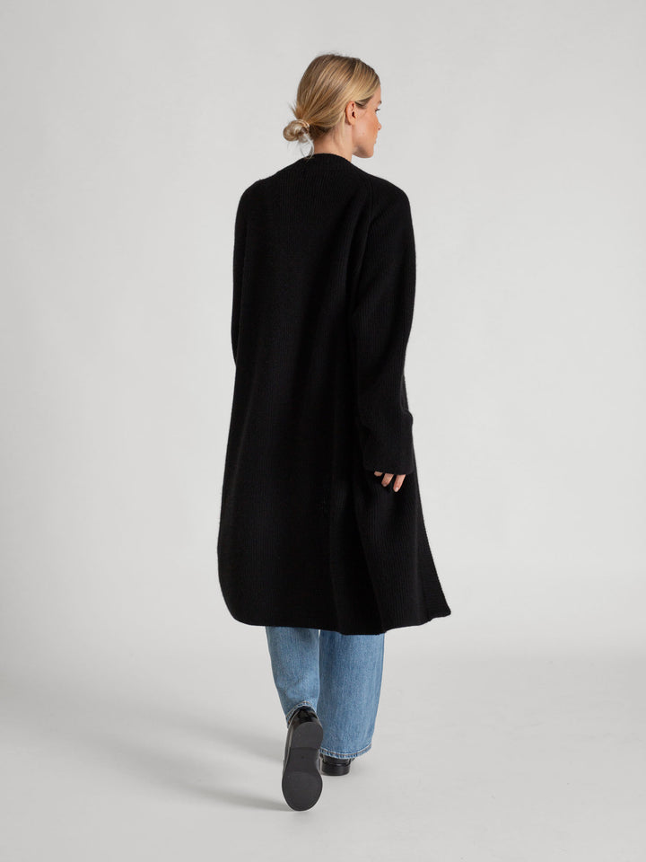 Rib knitted cashmere cardigan "Olea", in 100% pure cashmere. Color: Black. Scandinavian design by Kashmina.