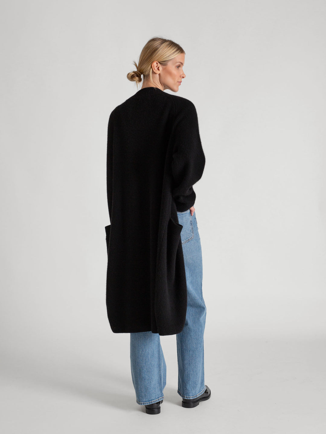 Rib knitted cashmere cardigan "Olea", in 100% pure cashmere. Color: Black. Scandinavian design by Kashmina.