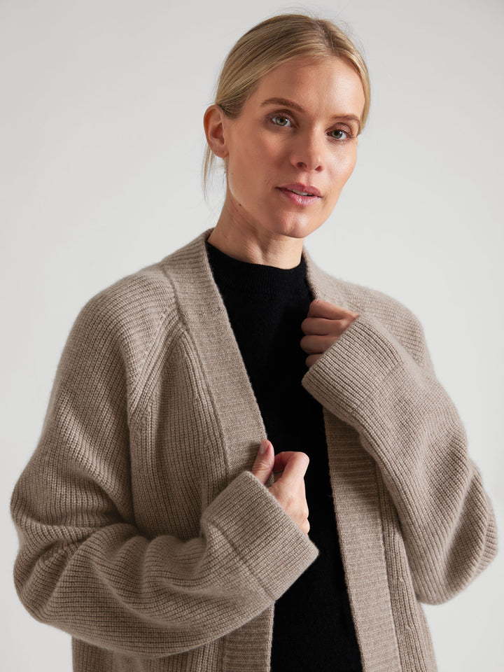 Rib knitted cashmere cardigan "Olea", in 100% pure cashmere. Color: Toast. Scandinavian design by Kashmina.