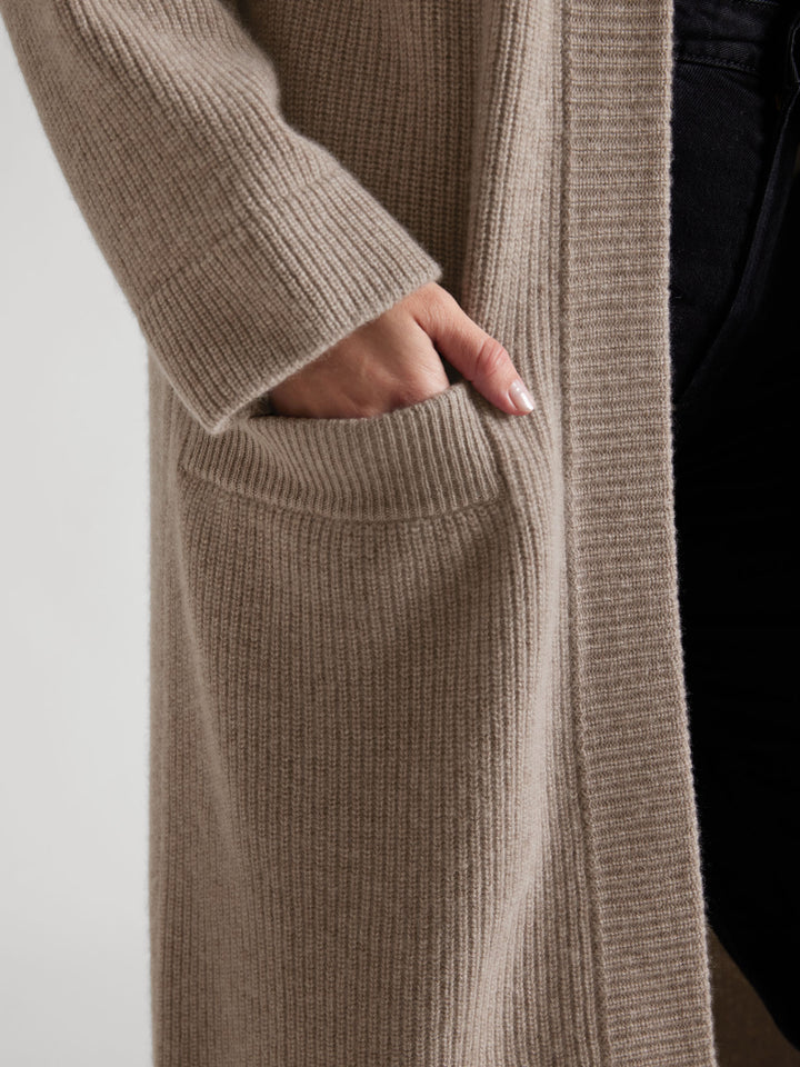 Rib knitted cashmere cardigan "Olea", in 100% pure cashmere. Color: Toast. Scandinavian design by Kashmina.