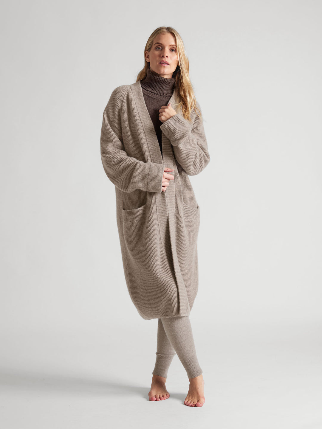Rib knitted cashmere cardigan "Olea", in 100% pure cashmere. Color: Toast. Scandinavian design by Kashmina.