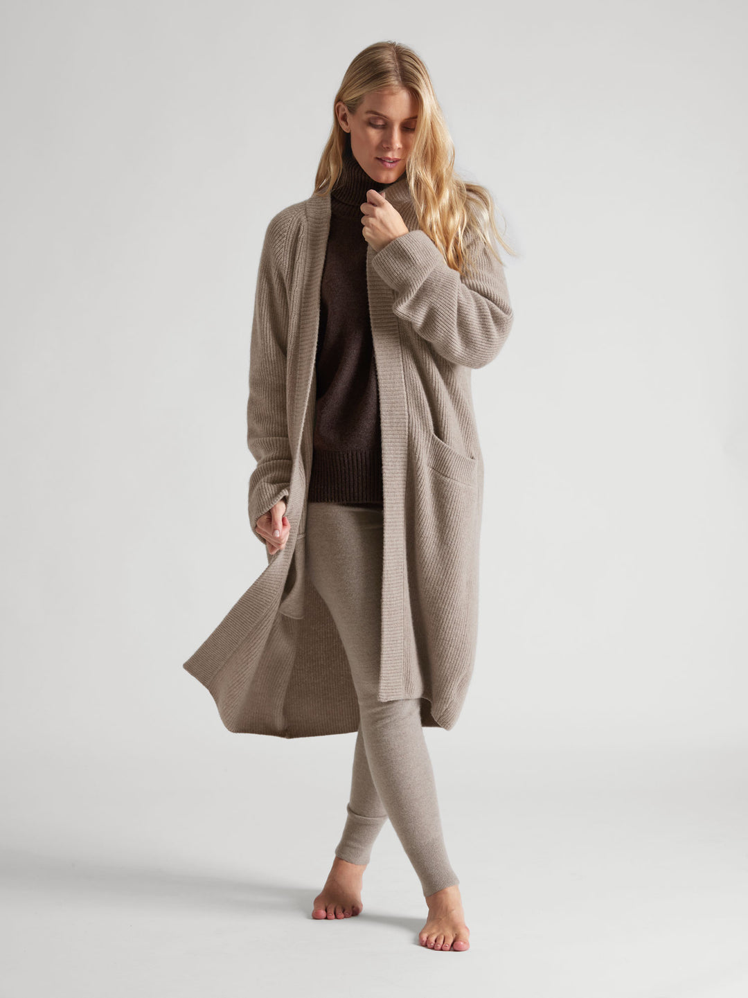 Rib knitted cashmere cardigan "Olea", in 100% pure cashmere. Color: Toast. Scandinavian design by Kashmina.