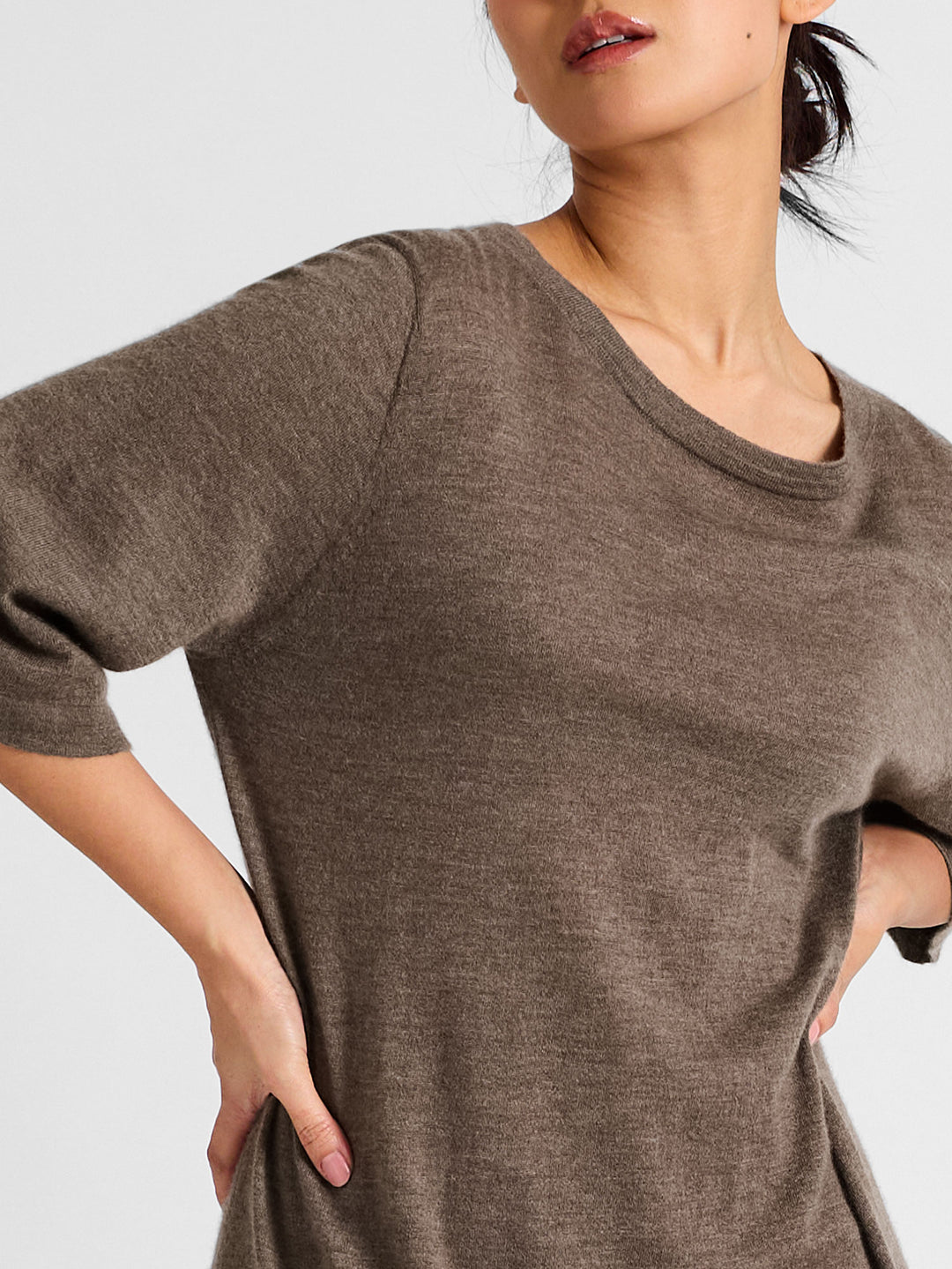 Air Tunic in 100% pure cashmere. Scandinavian design by Kashmina. Color: Dark Toast.