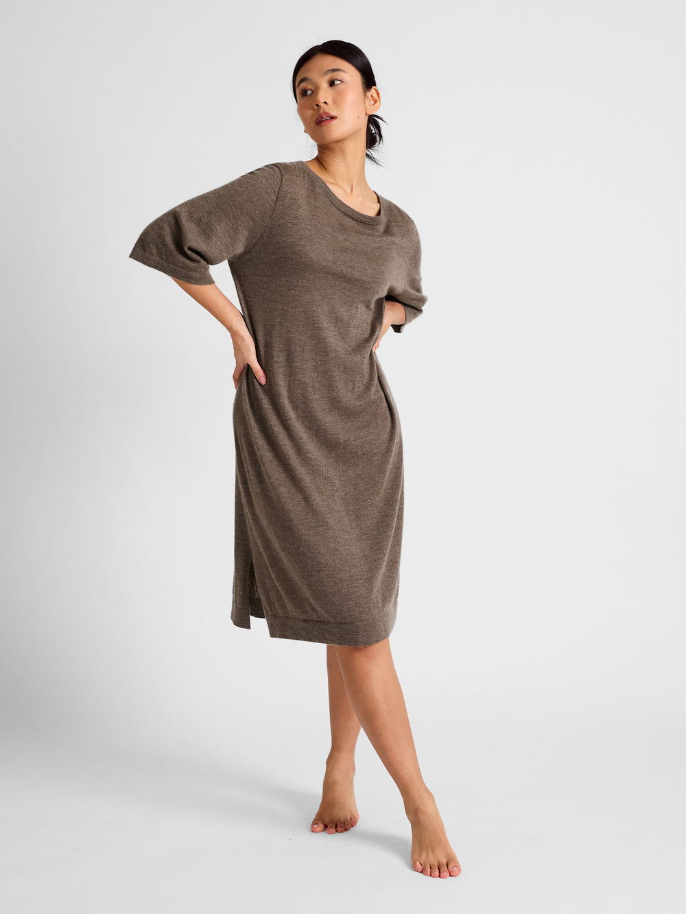 Air Tunic in 100% pure cashmere. Scandinavian design by Kashmina. Color: Dark Toast.