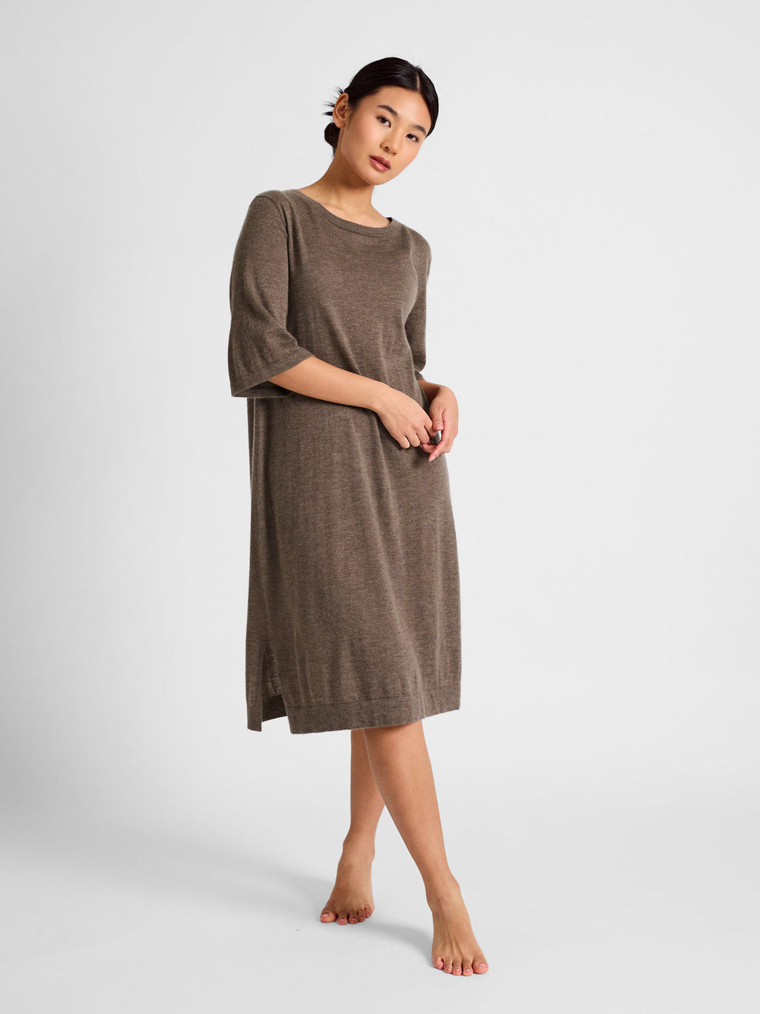 Air Tunic in 100% pure cashmere. Scandinavian design by Kashmina. Color: Dark Toast.