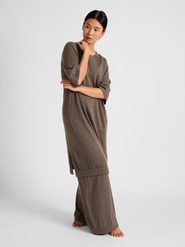 Air Tunic in 100% pure cashmere. Scandinavian design by Kashmina. Color: Dark Toast.