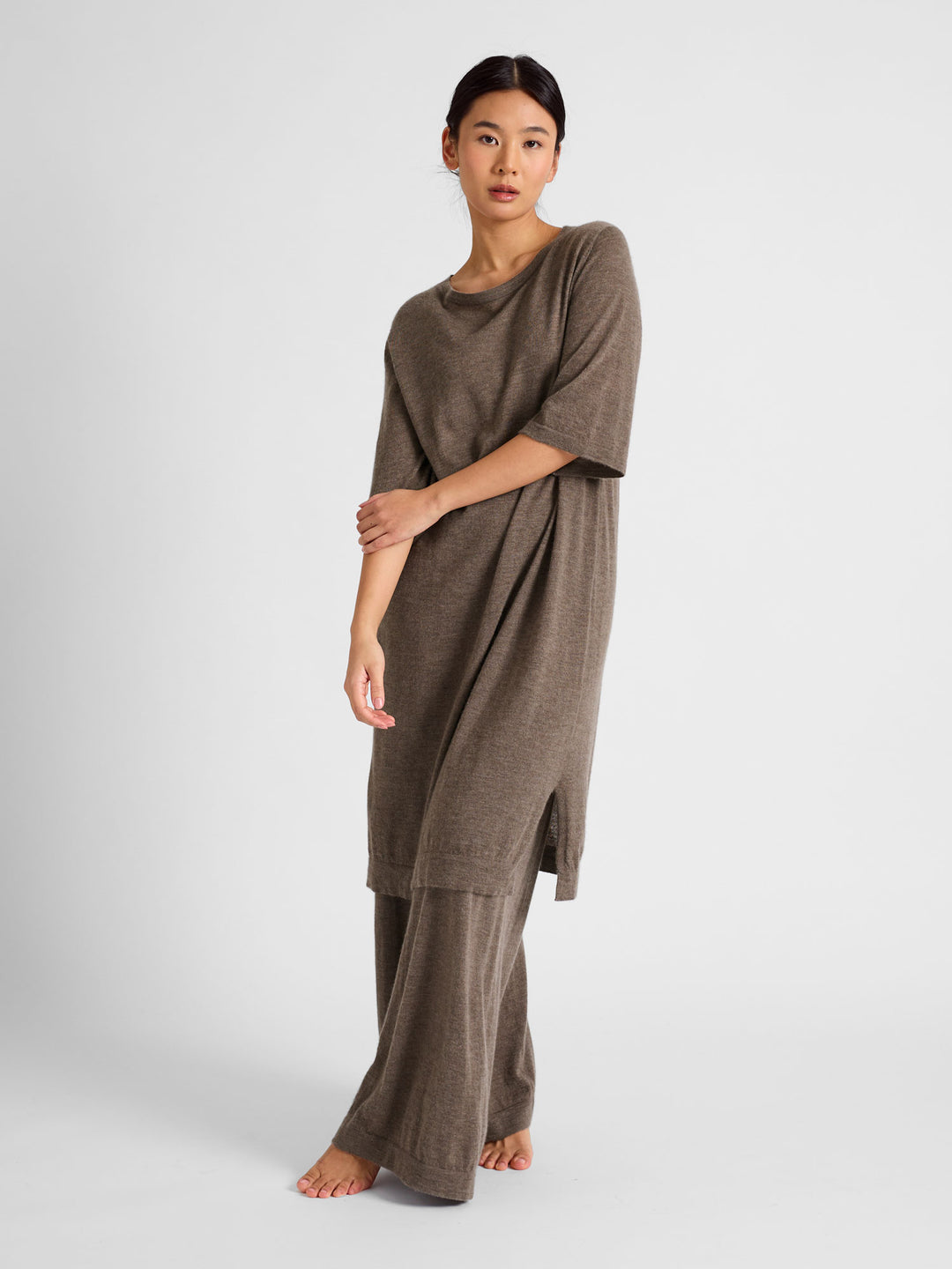 Air Tunic in 100% pure cashmere. Scandinavian design by Kashmina. Color: Dark Toast.
