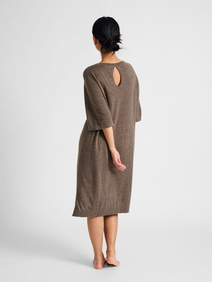 Air Tunic in 100% pure cashmere. Scandinavian design by Kashmina. Color: Dark Toast.