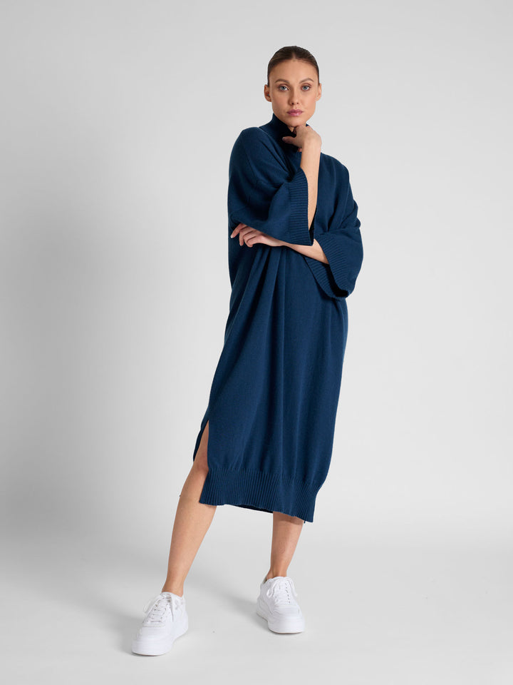 Cashmere dress "Breeze" in 100% pure cashmere. Scandinavian design by Kashmina. Color: Mountain Blue.