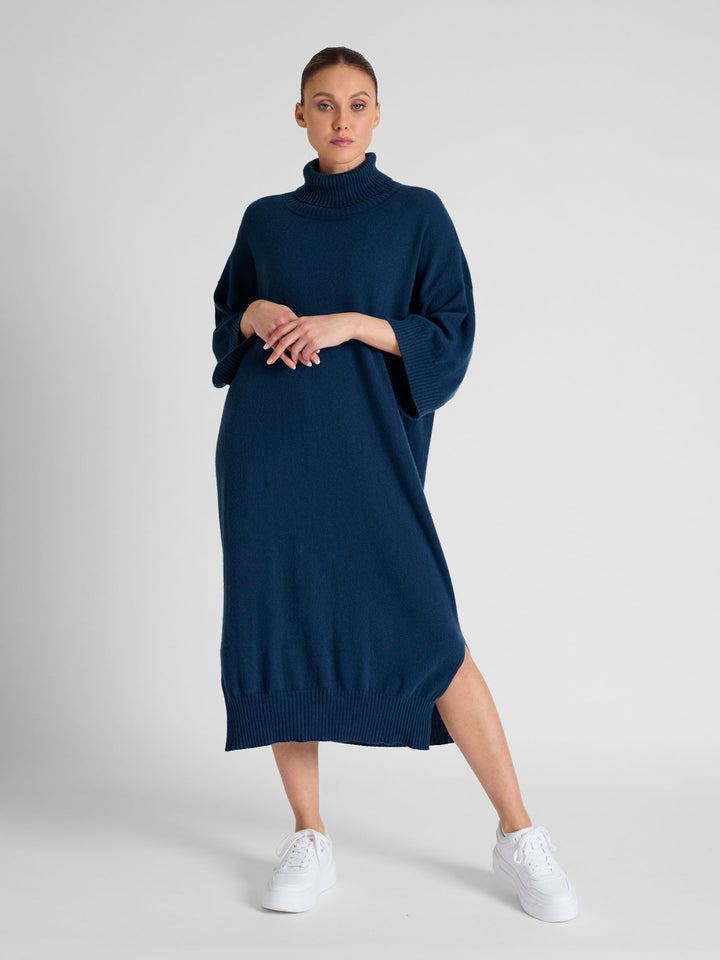 Cashmere dress "Breeze" in 100% pure cashmere. Scandinavian design by Kashmina. Color: Mountain Blue.