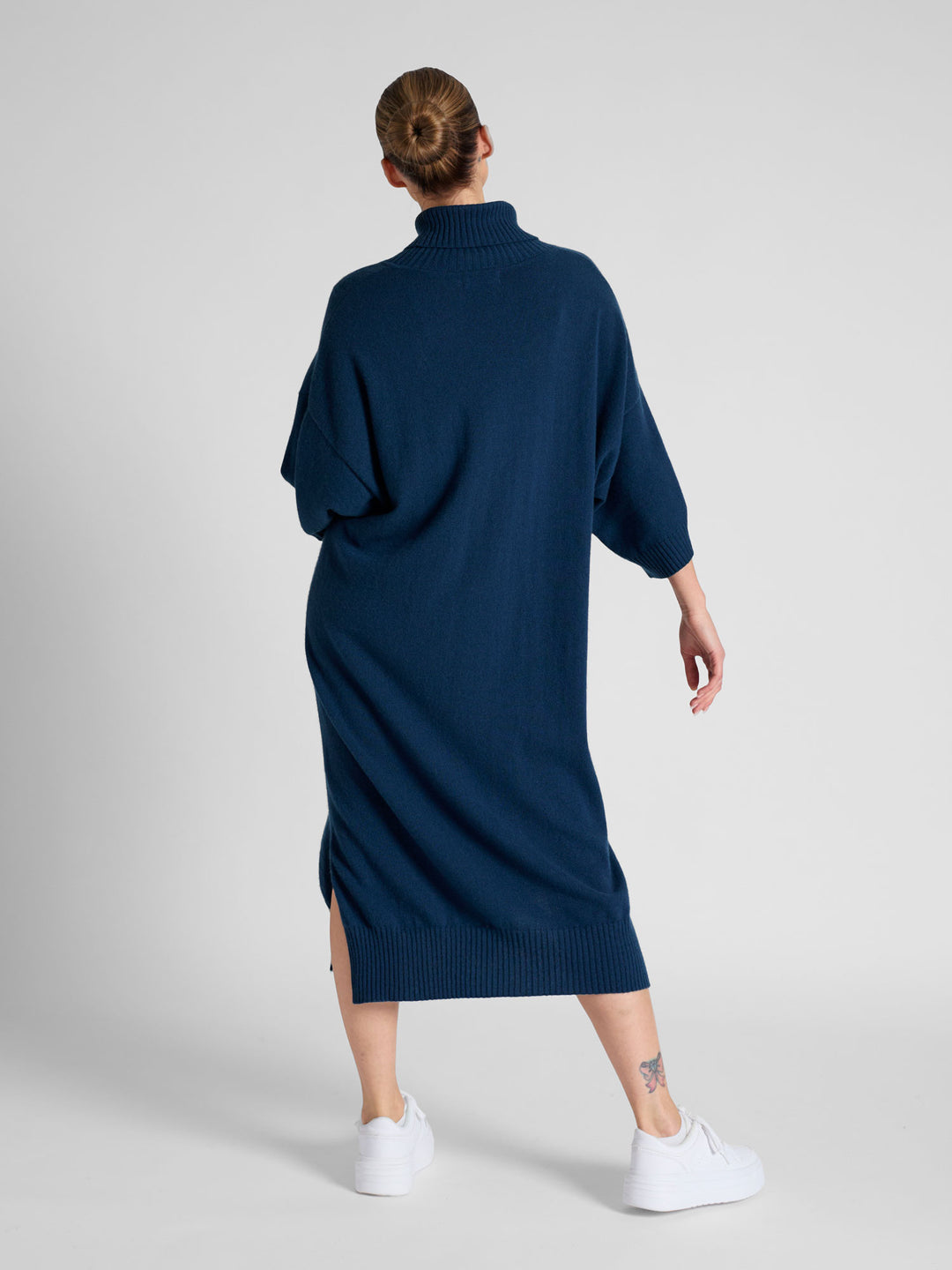 Cashmere dress "Breeze" in 100% pure cashmere. Scandinavian design by Kashmina. Color: Mountain Blue.