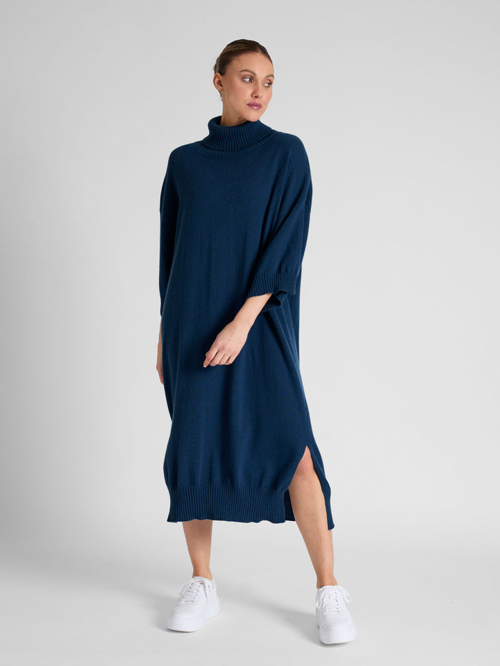 Cashmere dress "Breeze" in 100% pure cashmere. Scandinavian design by Kashmina. Color: Mountain Blue.