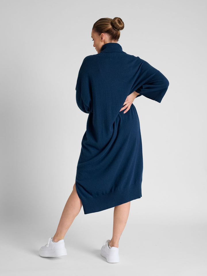 Cashmere dress "Breeze" in 100% pure cashmere. Scandinavian design by Kashmina. Color: Mountain Blue.
