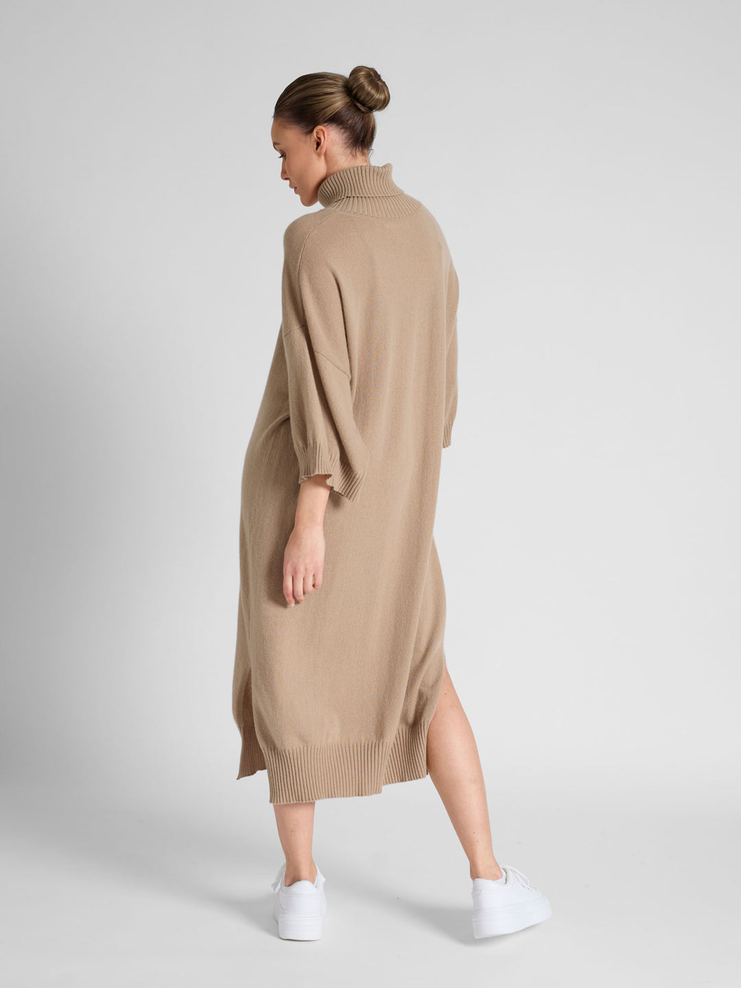 Cashmere dress "Breeze" in 100% pure cashmere. Scandinavian design by Kashmina. Color: Sand.