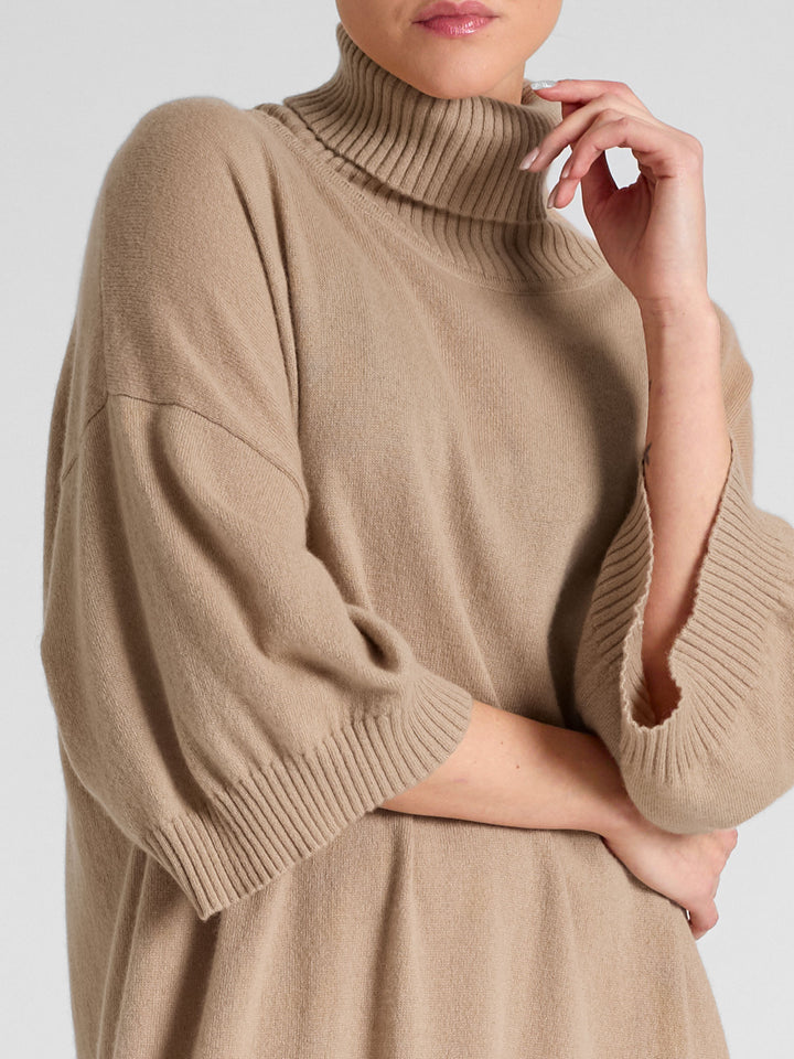 Cashmere dress "Breeze" in 100% pure cashmere. Scandinavian design by Kashmina. Color: Sand.