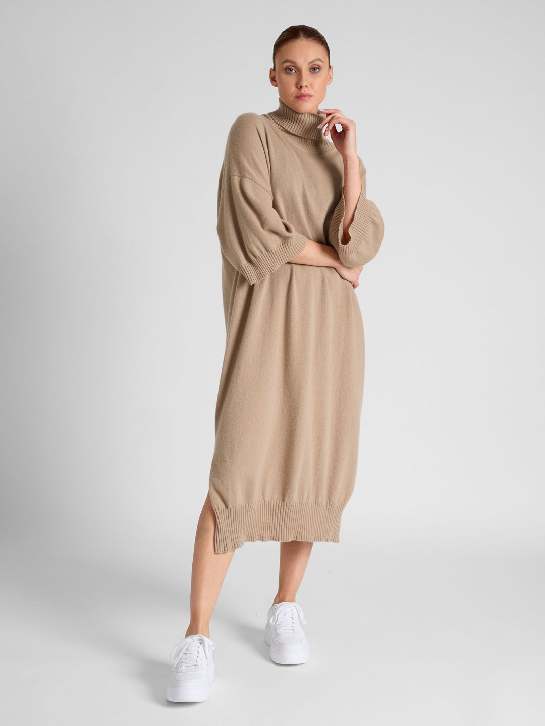 Cashmere dress "Breeze" in 100% pure cashmere. Scandinavian design by Kashmina. Color: Sand.