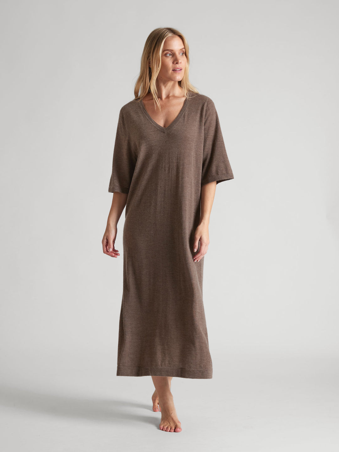 Long, light, thin, cashmere dress "June" in 100% pure cashmere. Color: Dark Toast. Scandinavian design by Kashmina.