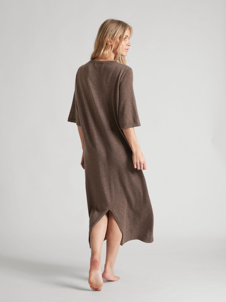 Long, light, thin, cashmere dress "June" in 100% pure cashmere. Color: Dark Toast. Scandinavian design by Kashmina.