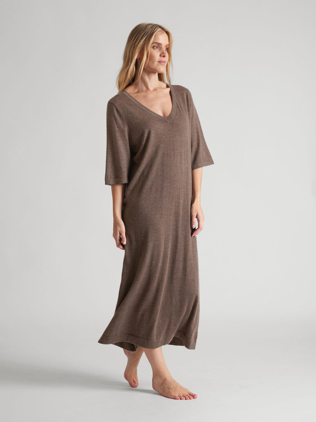 Long, light, thin, cashmere dress "June" in 100% pure cashmere. Color: Dark Toast. Scandinavian design by Kashmina.