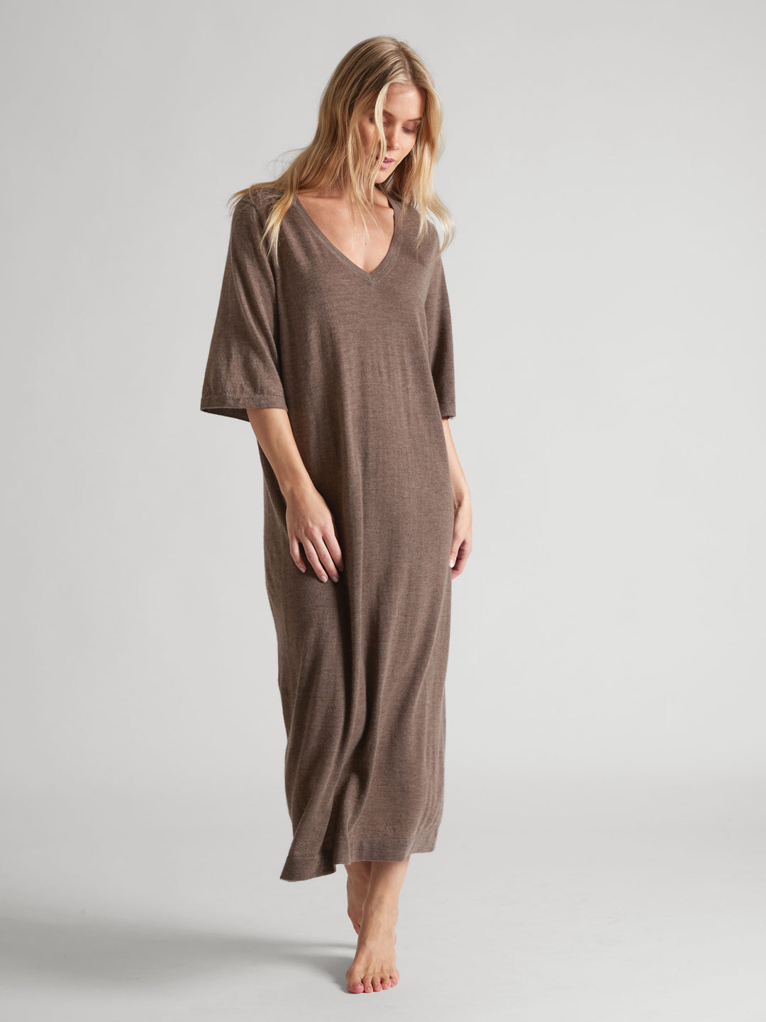 Long, light, thin, cashmere dress "June" in 100% pure cashmere. Color: Dark Toast. Scandinavian design by Kashmina.