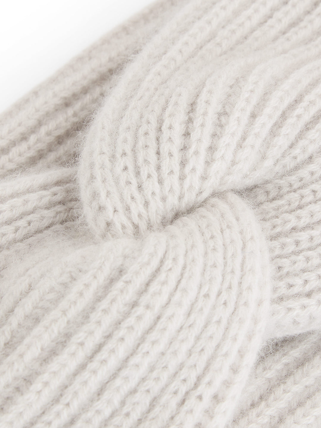 Cashmere head band Freya in 100% cashmere. Color: Cold Creme. Scandinavian design from Kashmina.