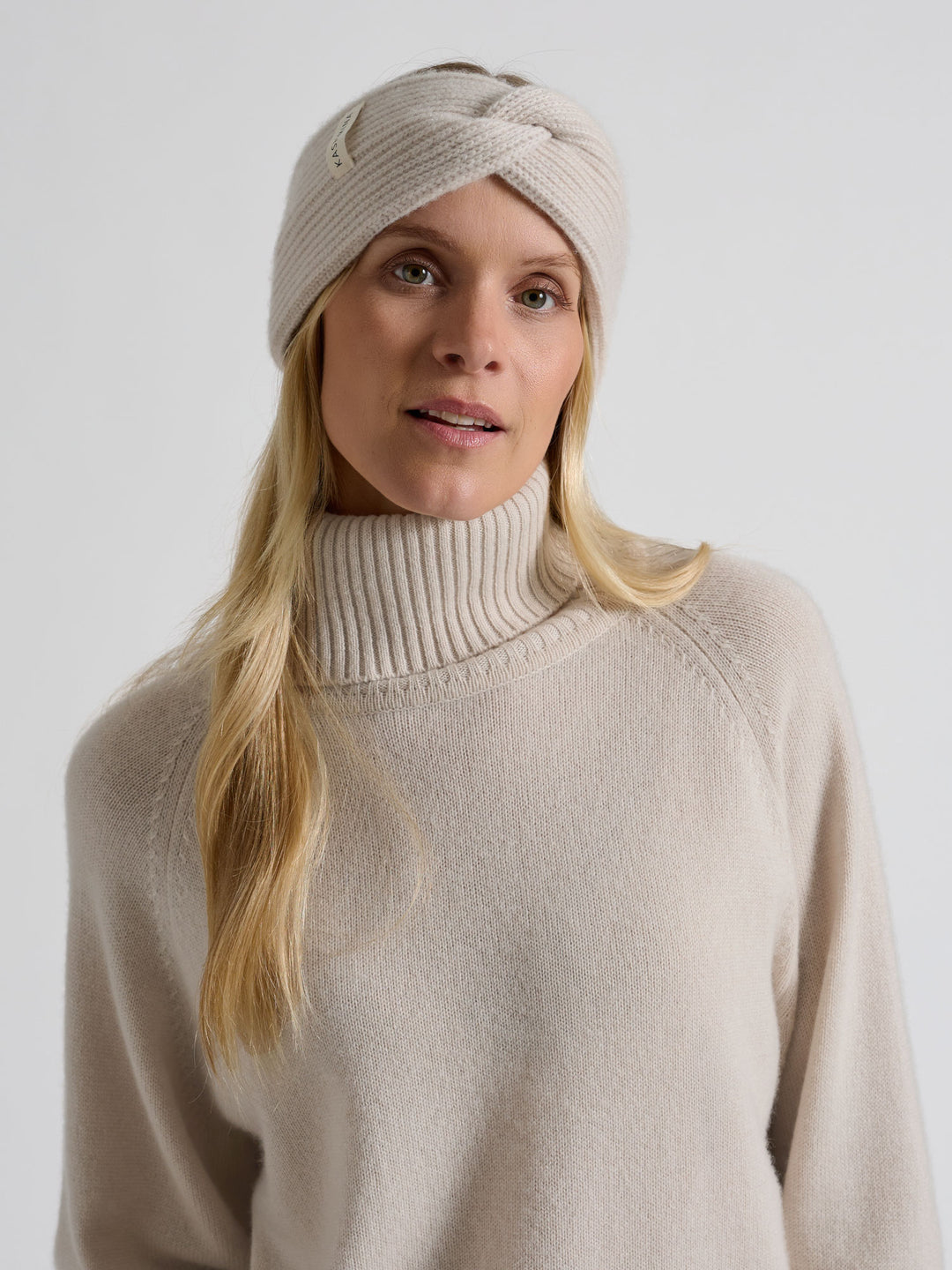 "Freya" et tykt ribbestrikket pannebånd i 100% kashmir. Farge: Creme. Strikket i 5 gauge , dvs tykk og varm strikk. Norsk design fra Kashmina.