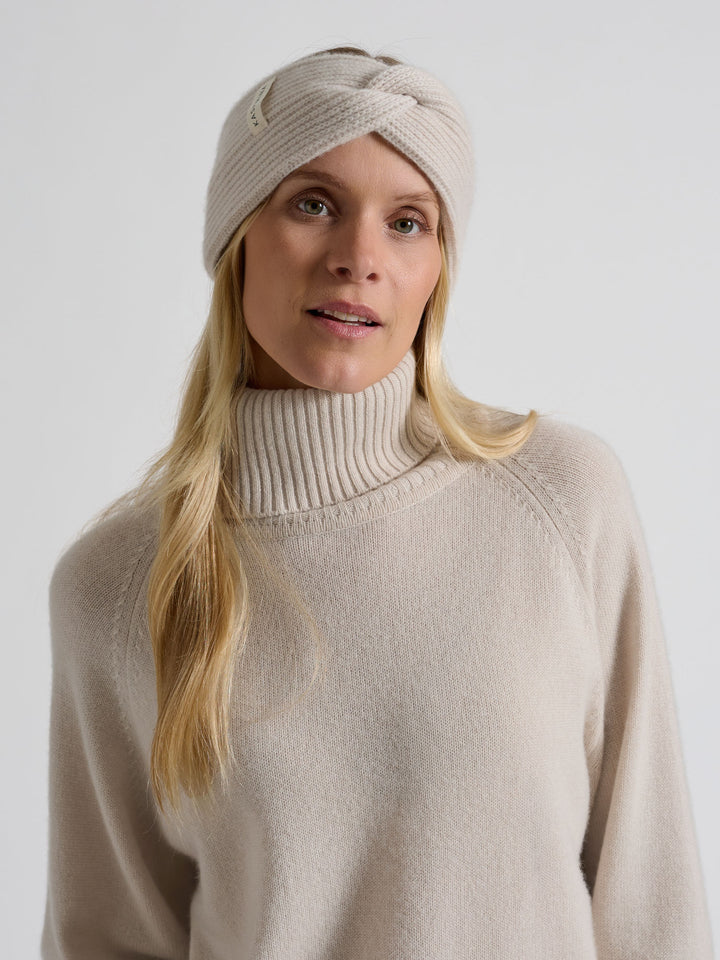"Freya" et tykt ribbestrikket pannebånd i 100% kashmir. Farge: Creme. Strikket i 5 gauge , dvs tykk og varm strikk. Norsk design fra Kashmina.