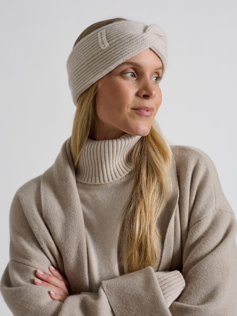 "Freya" et tykt ribbestrikket pannebånd i 100% kashmir. Farge: Creme. Strikket i 5 gauge , dvs tykk og varm strikk. Norsk design fra Kashmina.