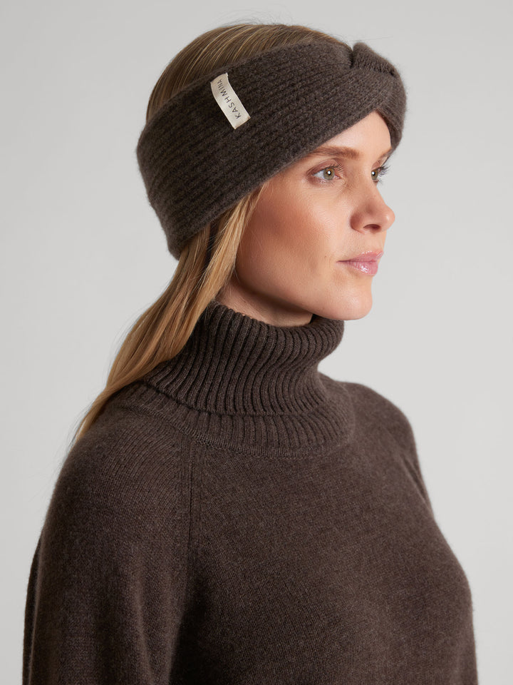 Cashmere head band Freya in 100% cashmere. Color: Dark Brown. Scandinavian design from Kashmina