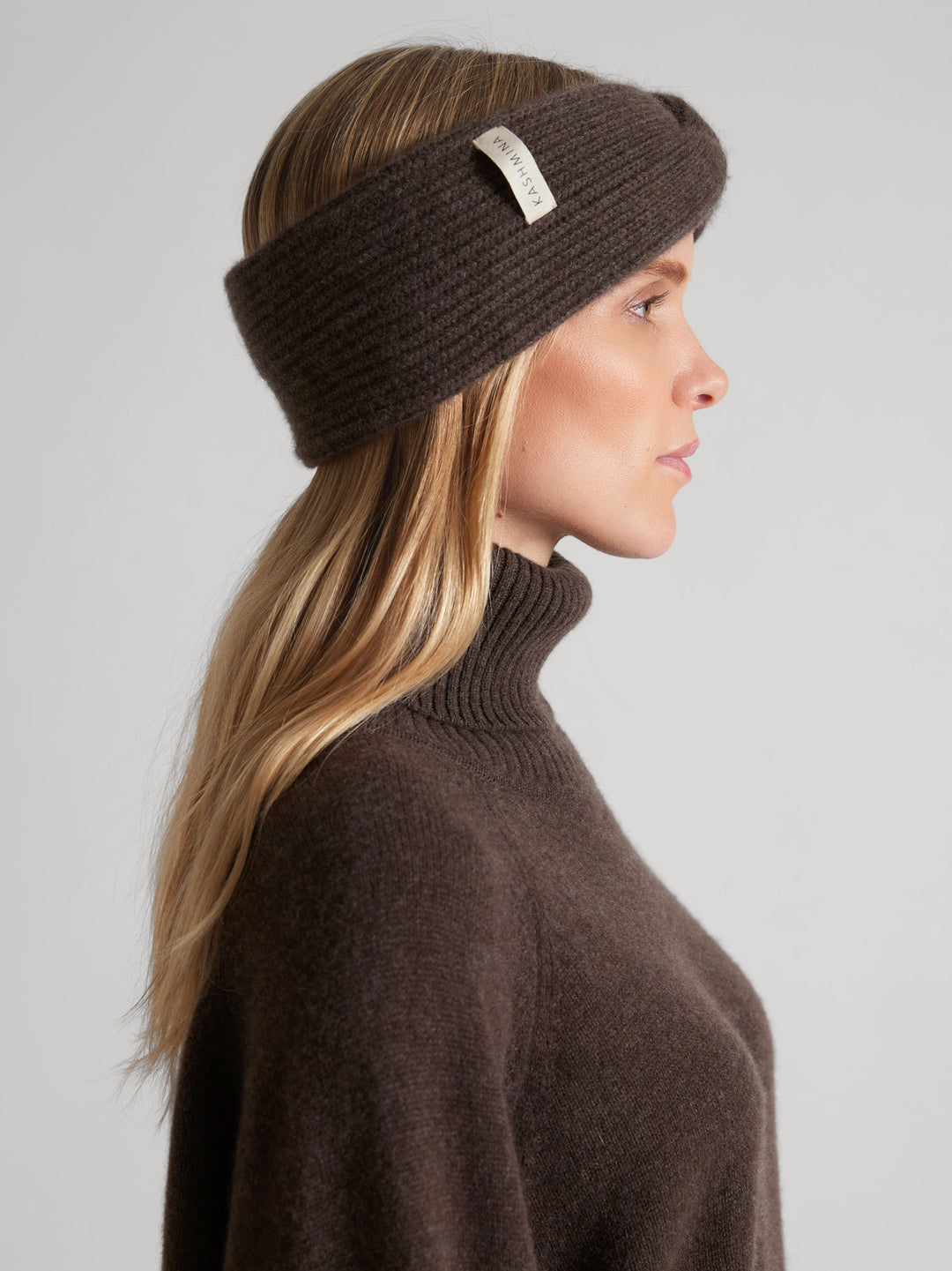 Cashmere head band Freya in 100% cashmere. Color: Dark Brown. Scandinavian design from Kashmina