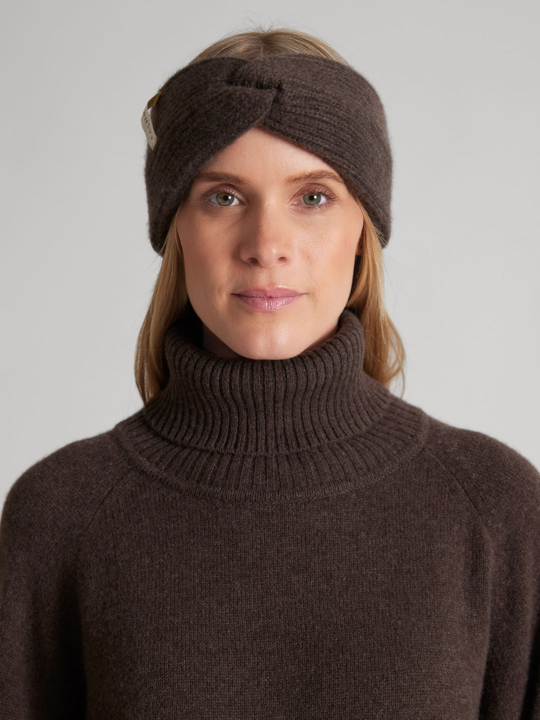 Cashmere head band Freya in 100% cashmere. Color: Dark Brown. Scandinavian design from Kashmina