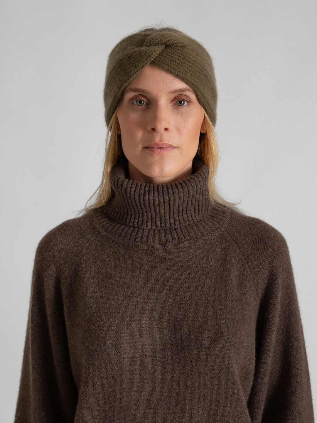 Cashmere head band Freya in 100% cashmere. Color: Hunter (dark green). Scandinavian design from Kashmina