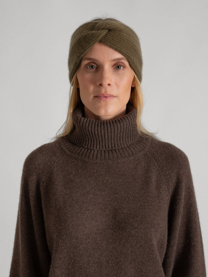 Cashmere head band Freya in 100% cashmere. Color: Hunter (dark green). Scandinavian design from Kashmina