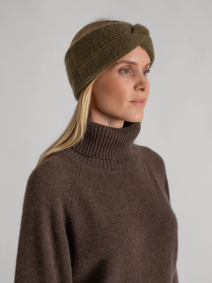 Cashmere head band Freya in 100% cashmere. Color: Hunter (dark green). Scandinavian design from Kashmina