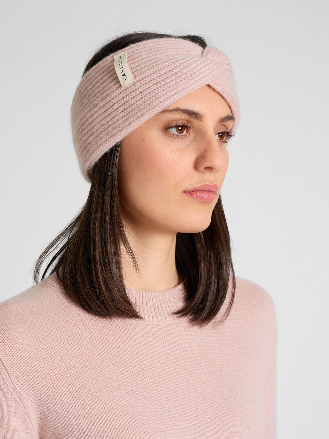 Head band "Freya" in 100% pure cashmere. Scandinavian design by Kashmina. Color: Rose Glow.